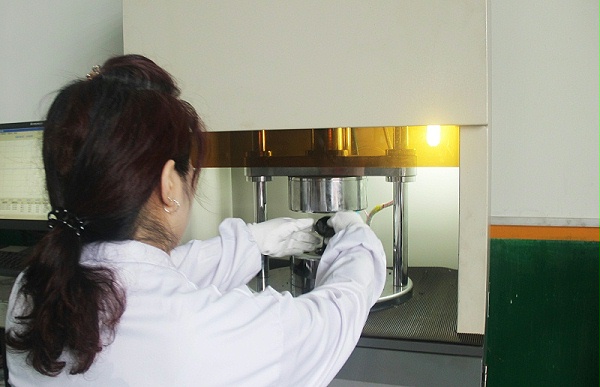 青岛瑞普特实验室技术人员对胶条的性能进行测试